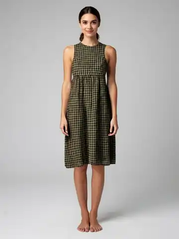 The loop made from it: the model sways gently in a green gingham sleeveless dress.