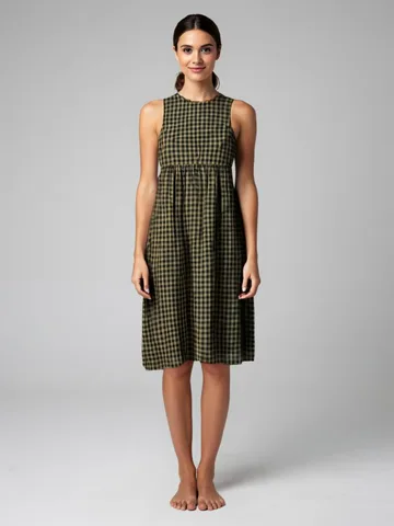 The loop made from it, paused: the model in a green gingham sleeveless dress.