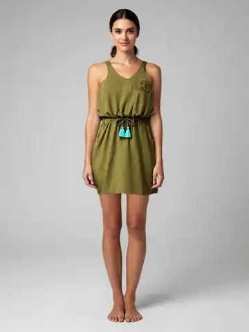 The loop made from it: the model sways gently in an olive jersey dress with a drawstring waist.